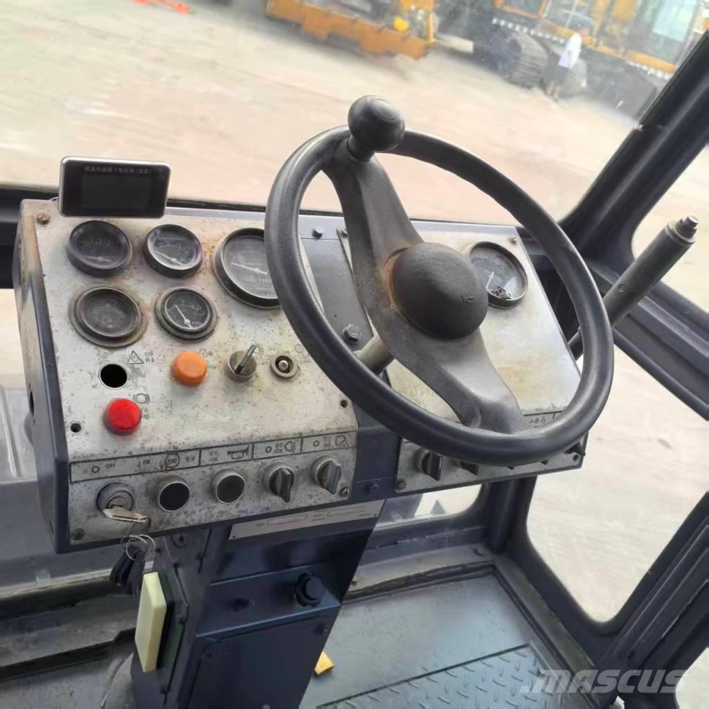 Dynapac CC211 مداحل ثنائية الاسطوانة