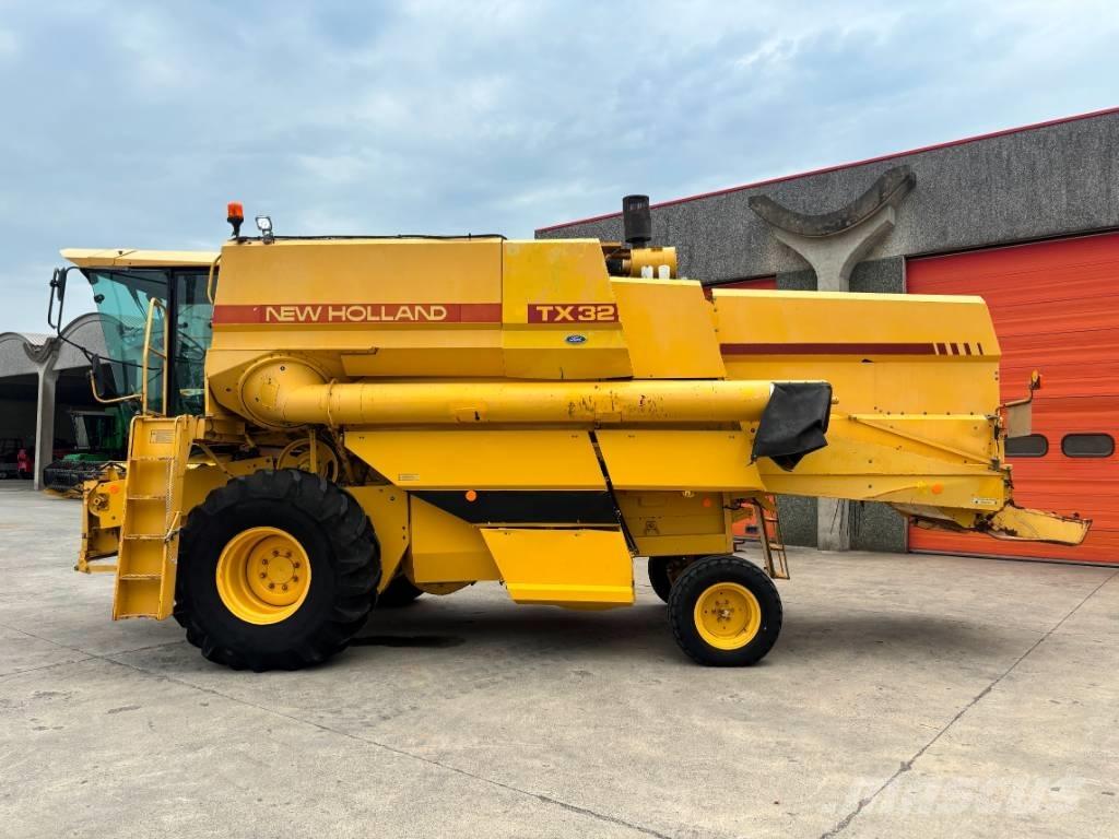 New Holland TX 32 حصادات