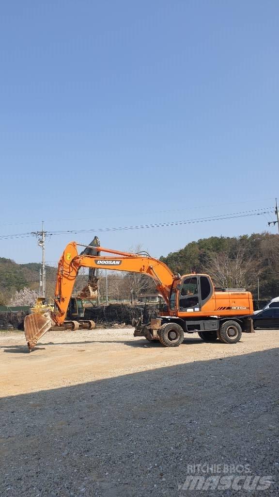 Doosan DX 210 W حفارات بعجل