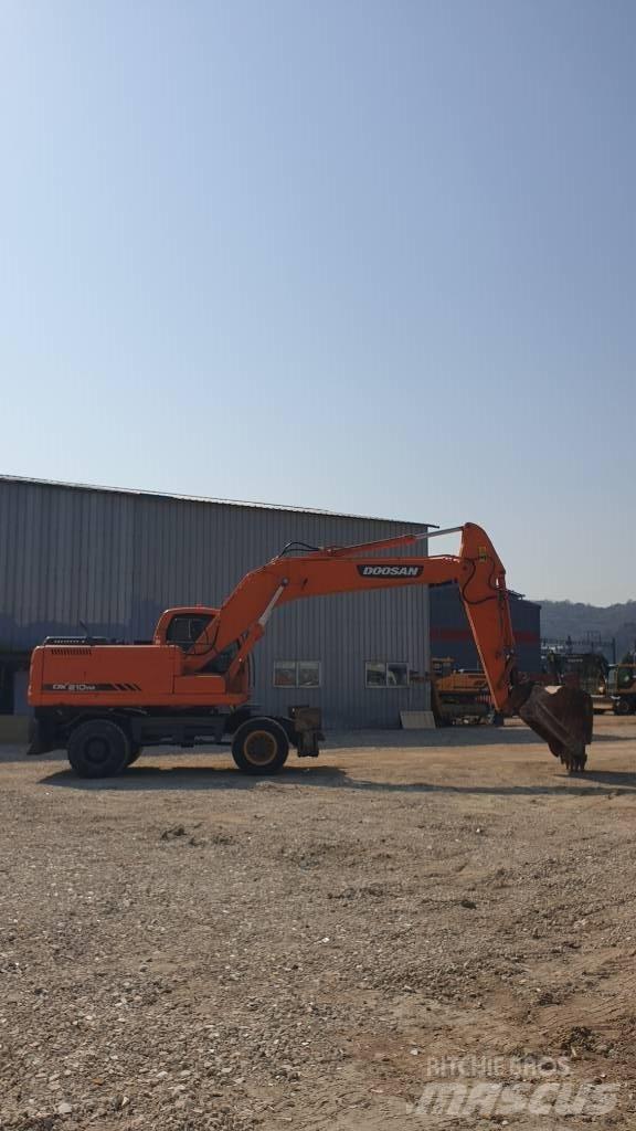 Doosan DX 210 W حفارات بعجل