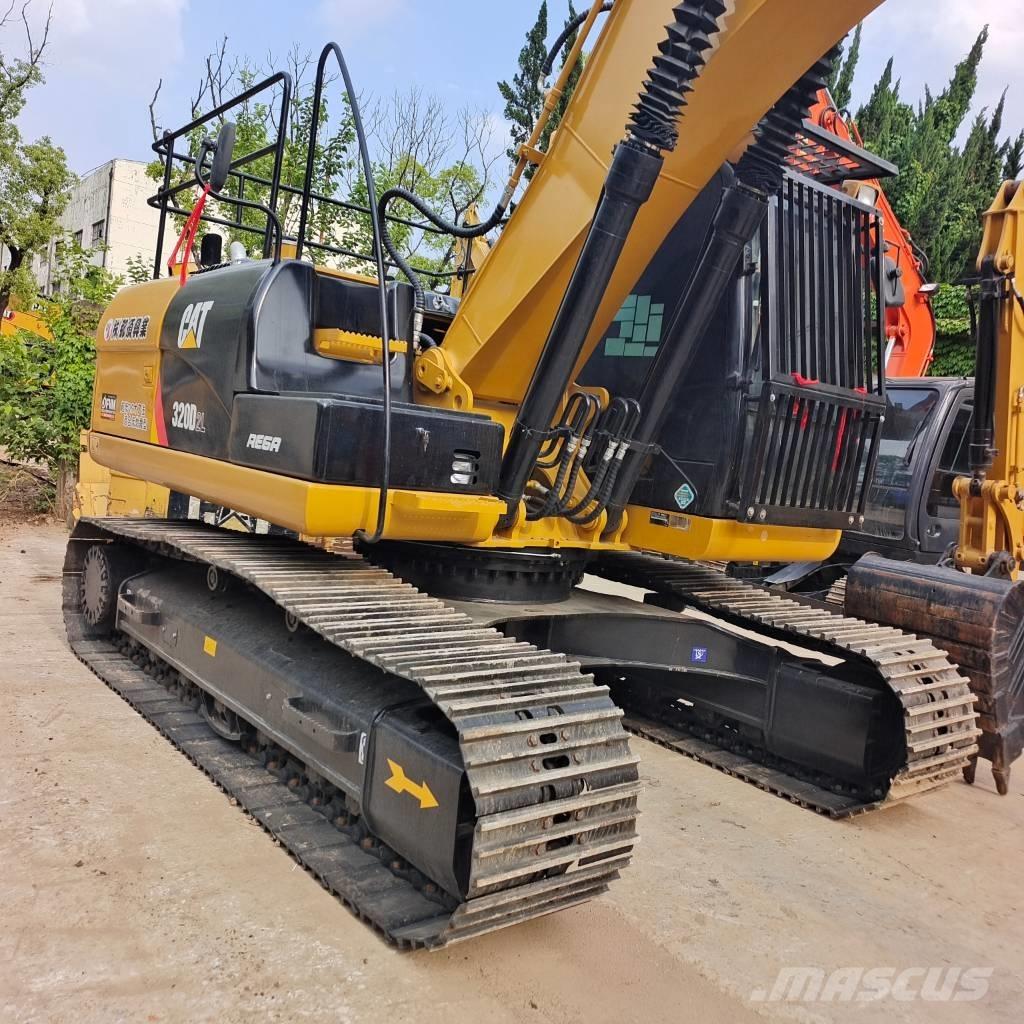 CAT 320 D2 حفارات زحافة