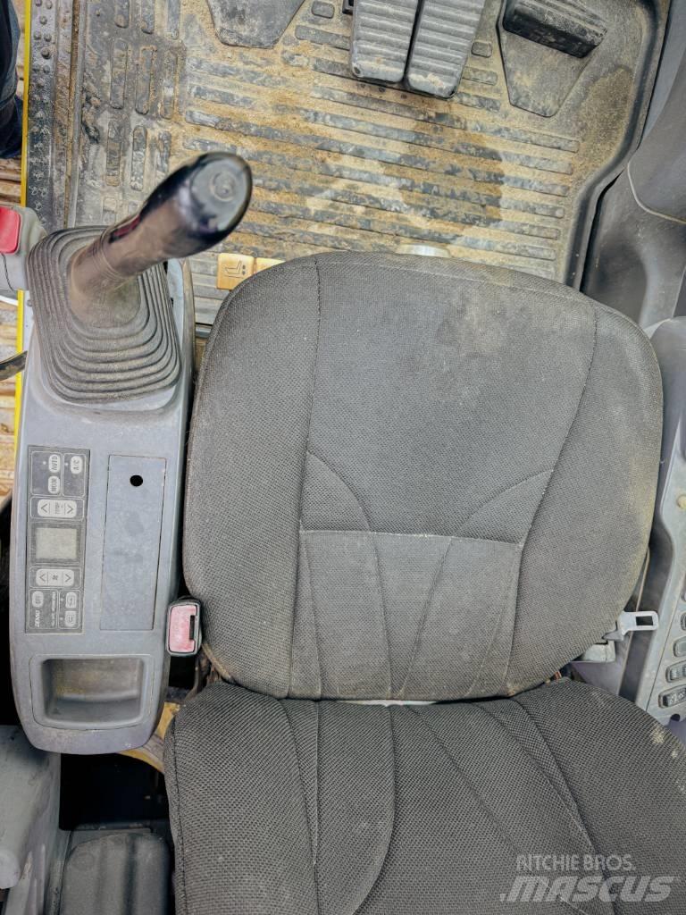 Komatsu PC 300 LC-7 حفارات زحافة