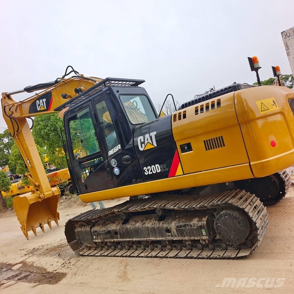 CAT 320 D 2L حفارات زحافة
