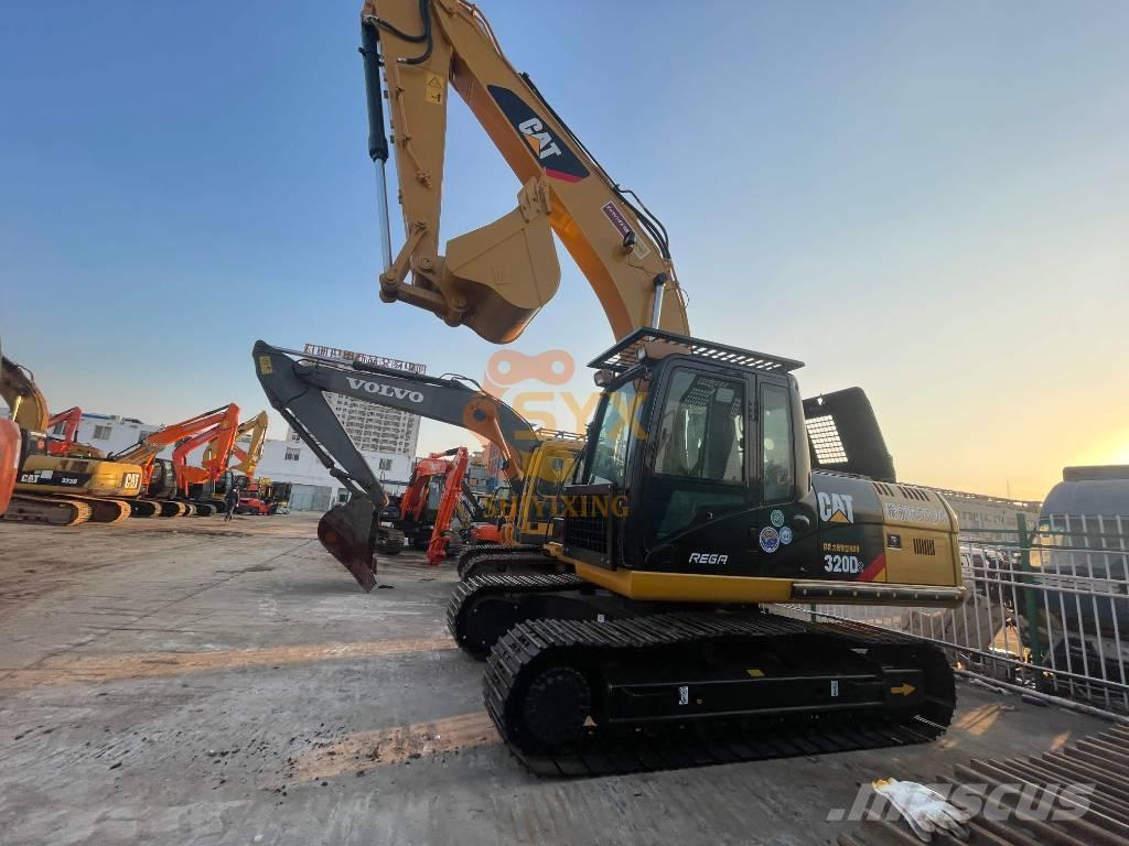 CAT 320 D حفارات زحافة