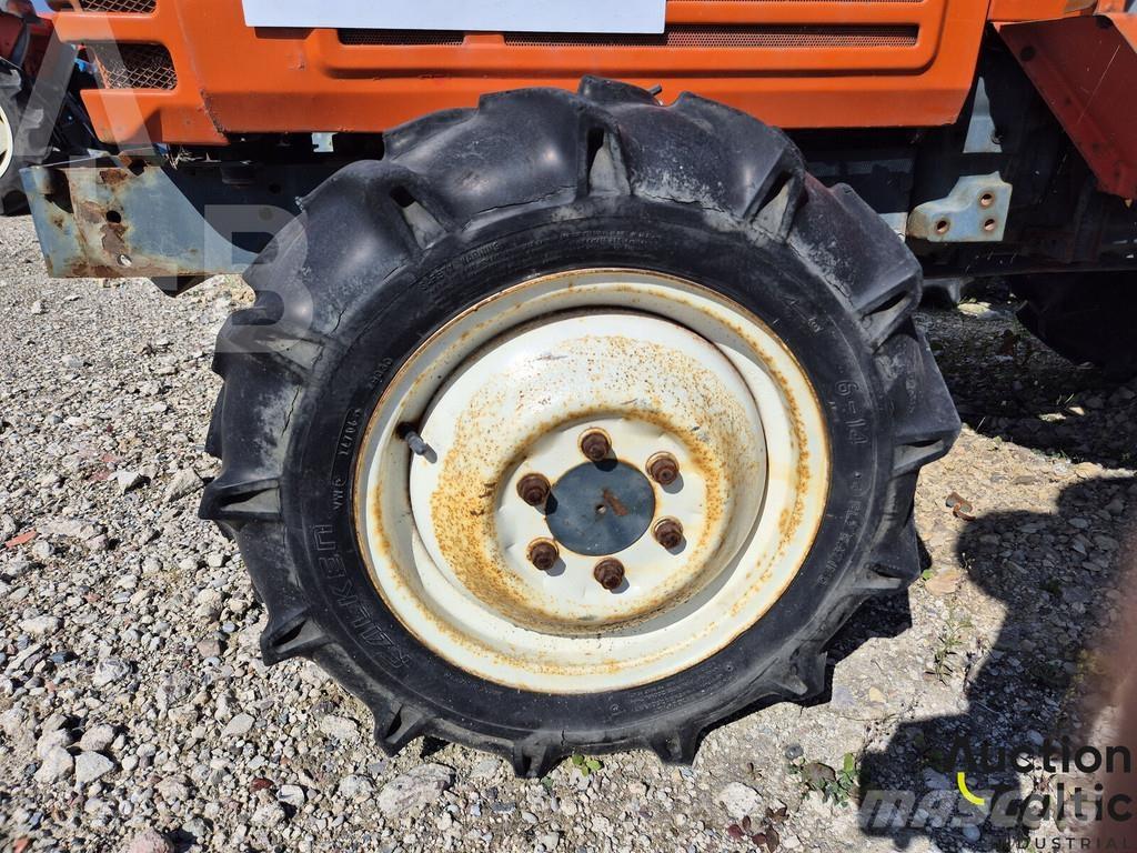 Kubota L1-205D الجرارات