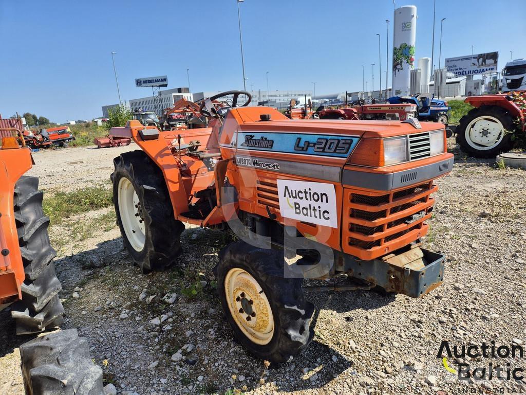 Kubota L1-205D الجرارات