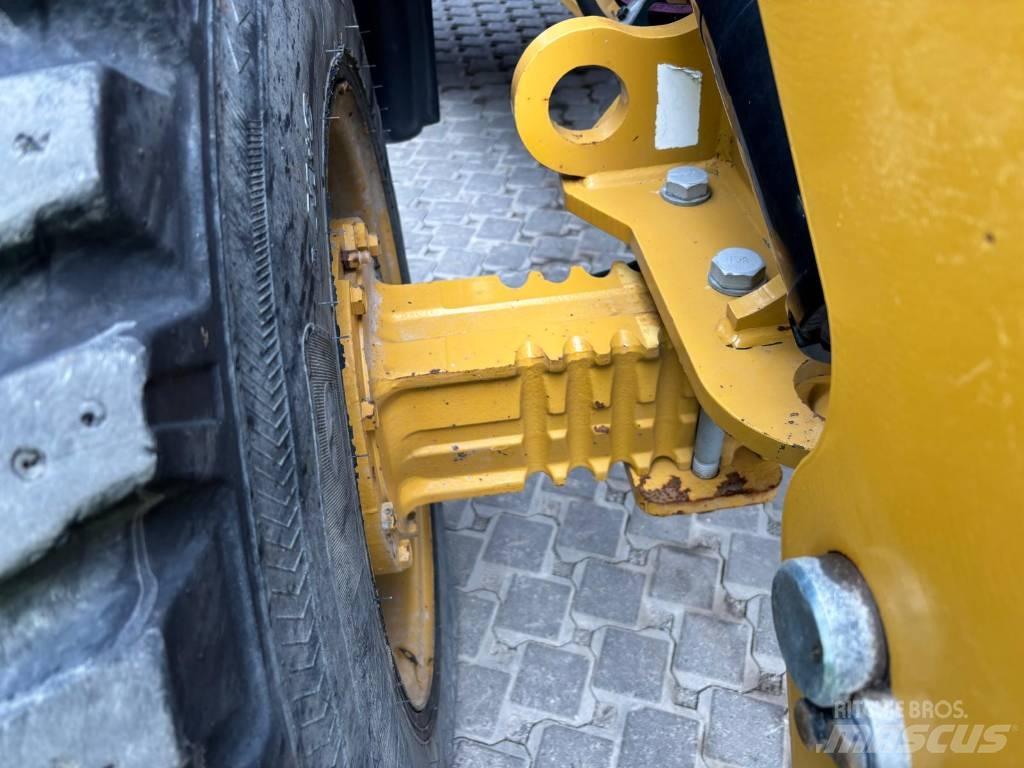 CAT 908 M لوادر بعجل