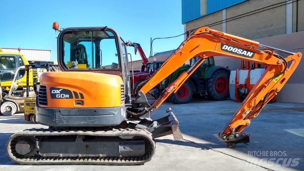 Doosan DX 60 R حفارات صغيرة أقل من 7 طن (حفارات صغيرة)