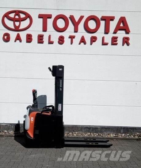 Toyota SPE140L شاحنات مناولة ذاتية الدفع