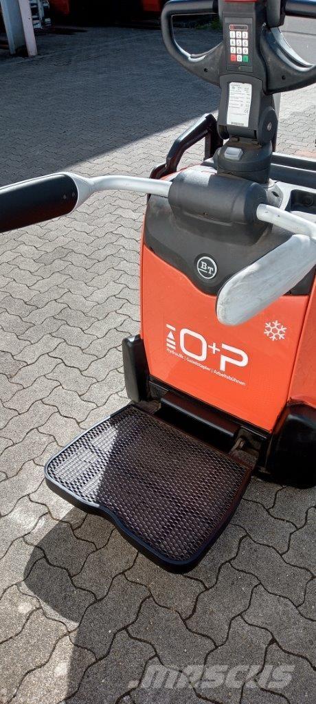 Toyota SPE140L شاحنات مناولة ذاتية الدفع