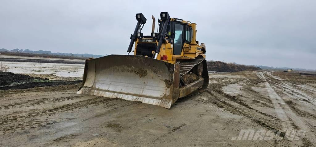 CAT D 6 R III بلدوزرات مجنزرة