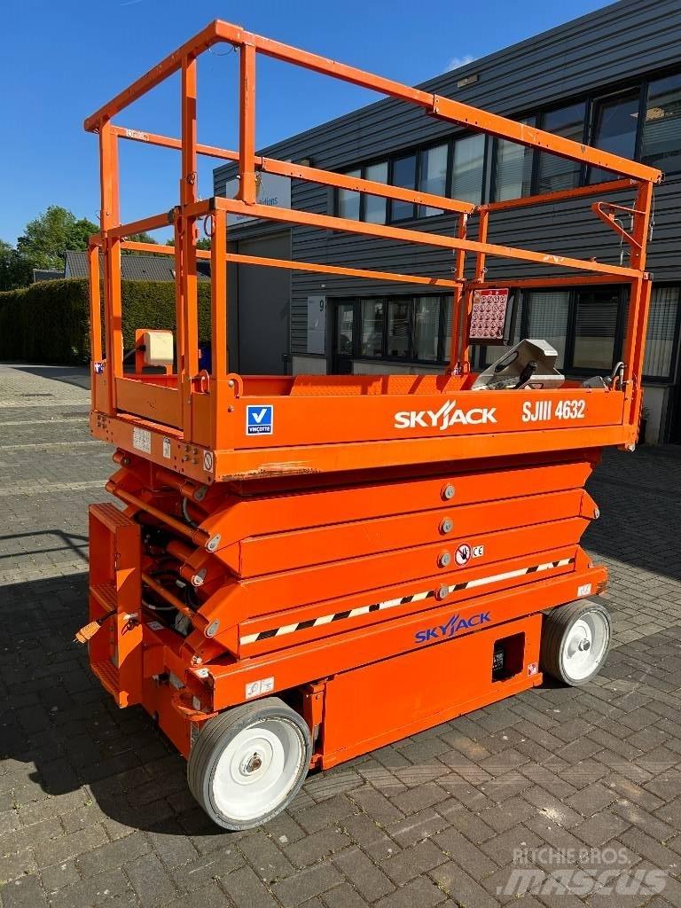 SkyJack SJ III 4632 رافعات مقصية الشكل