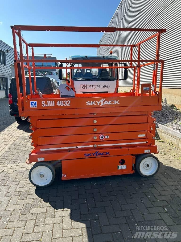 SkyJack SJ III 4632 رافعات مقصية الشكل