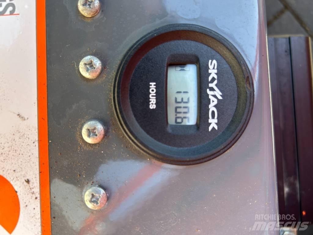 SkyJack SJ III 4632 رافعات مقصية الشكل