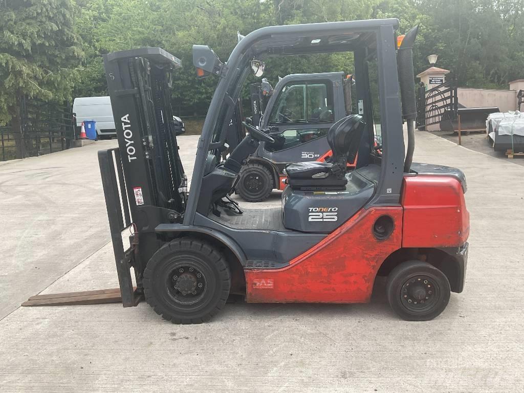 Toyota 02-8 FDF 25 شاحنات الديزل