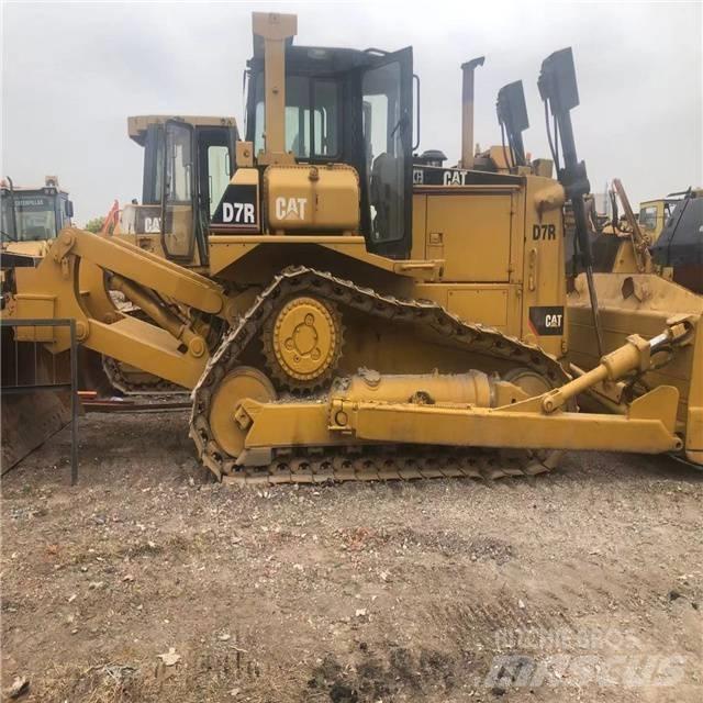 CAT D 7 R بلدوزرات مجنزرة