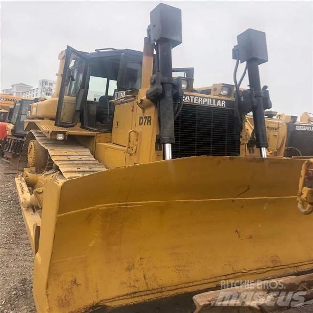 CAT D 7 R بلدوزرات مجنزرة