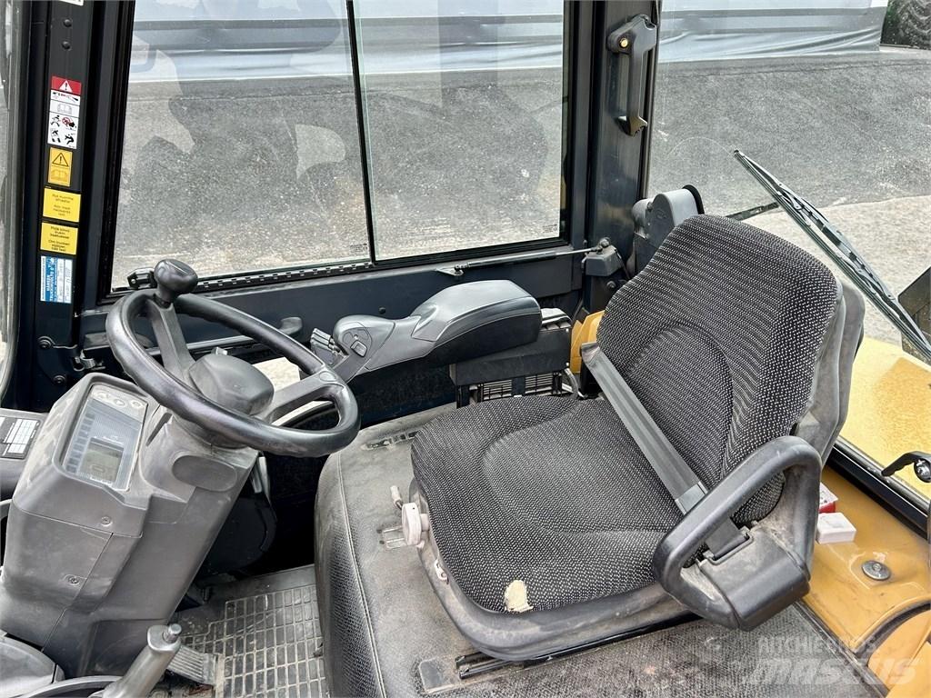 CAT DP 25 NT شاحنات الديزل