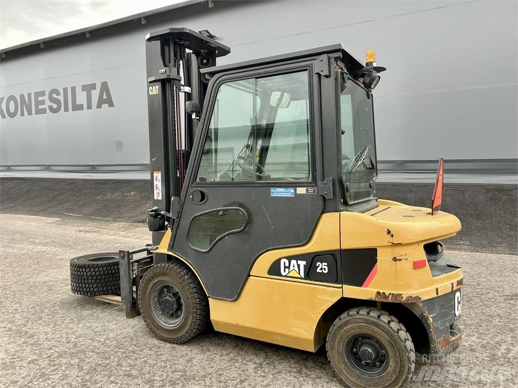 CAT DP 25 NT شاحنات الديزل