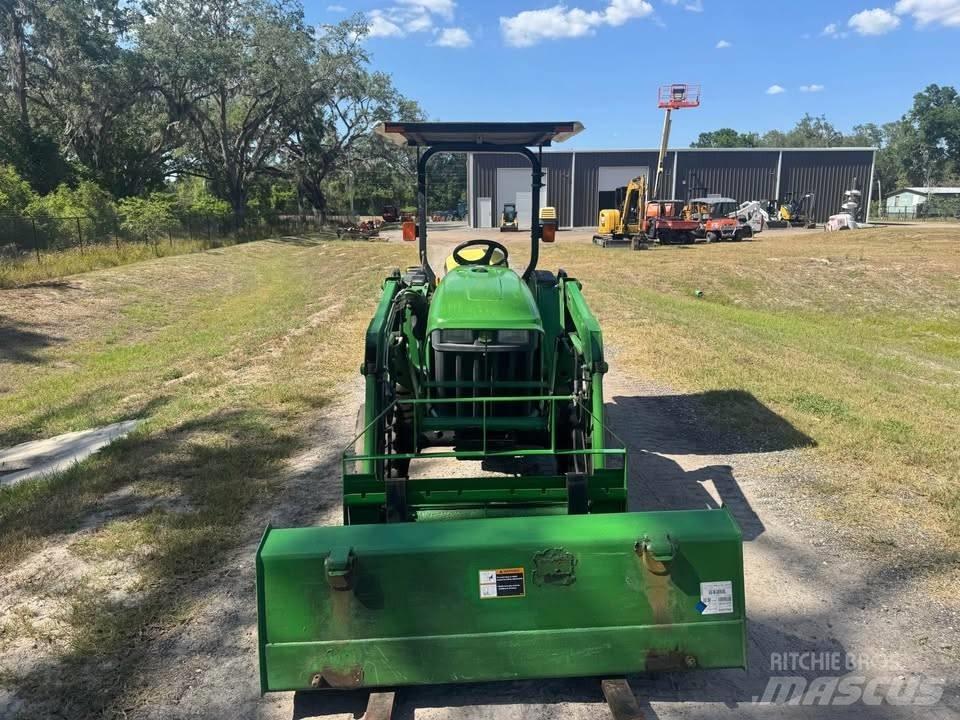 John Deere 3038 E الجرارات