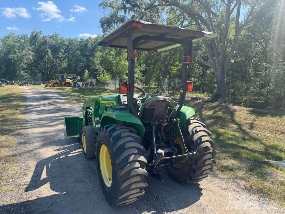 John Deere 3038 E الجرارات