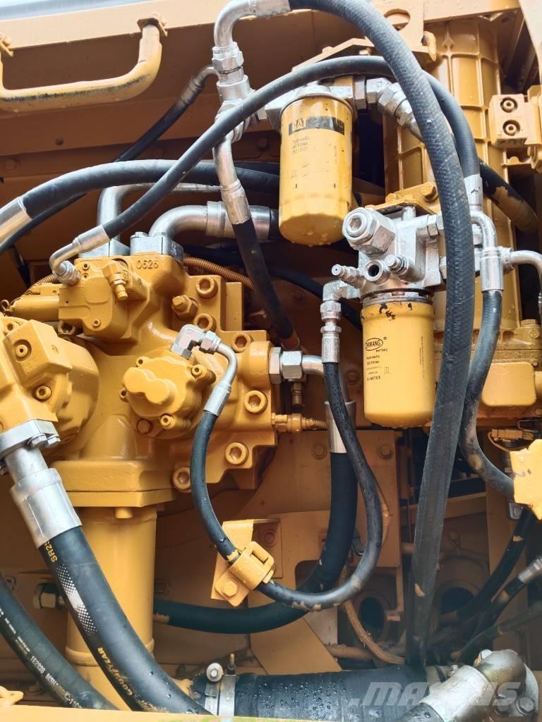 CAT 330 D حفارات زحافة