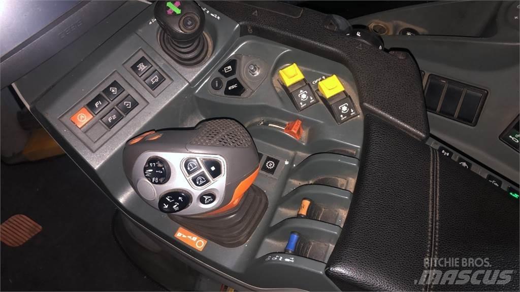 CLAAS AXION 810 الجرارات
