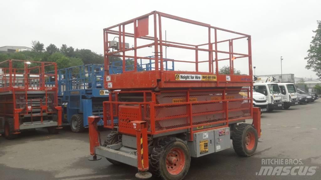 SkyJack SJ 7135 RT رافعات مقصية الشكل