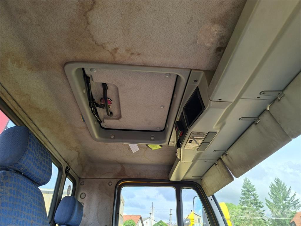 MAN 12.225 LC + HR شاحنات بمقصورة وهيكل