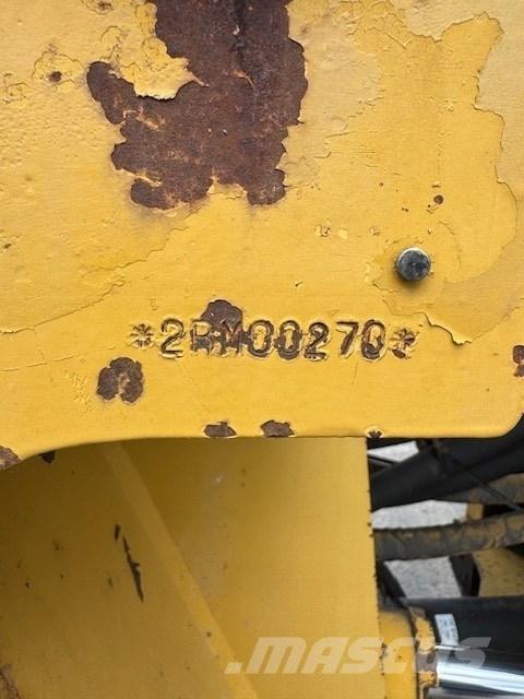 CAT 938 F لوادر بعجل
