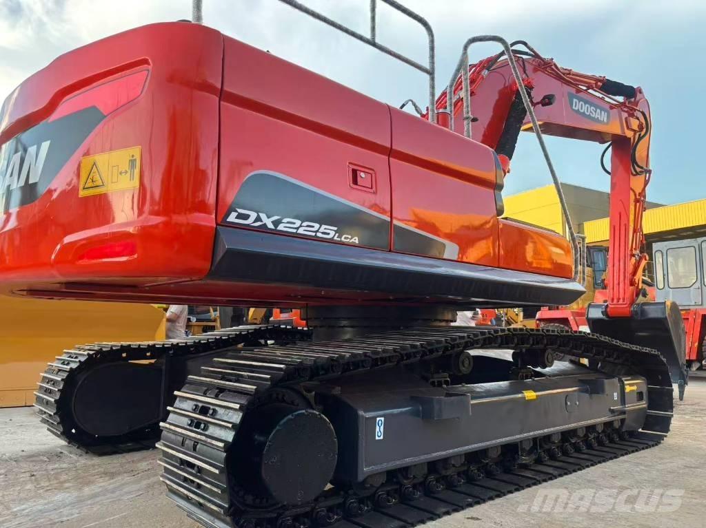 Doosan DX 225 LC حفارات زحافة
