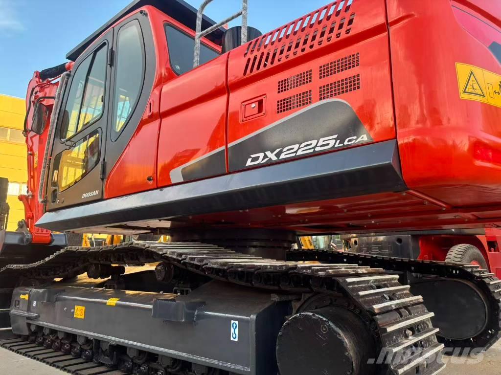 Doosan DX 225 LC حفارات زحافة