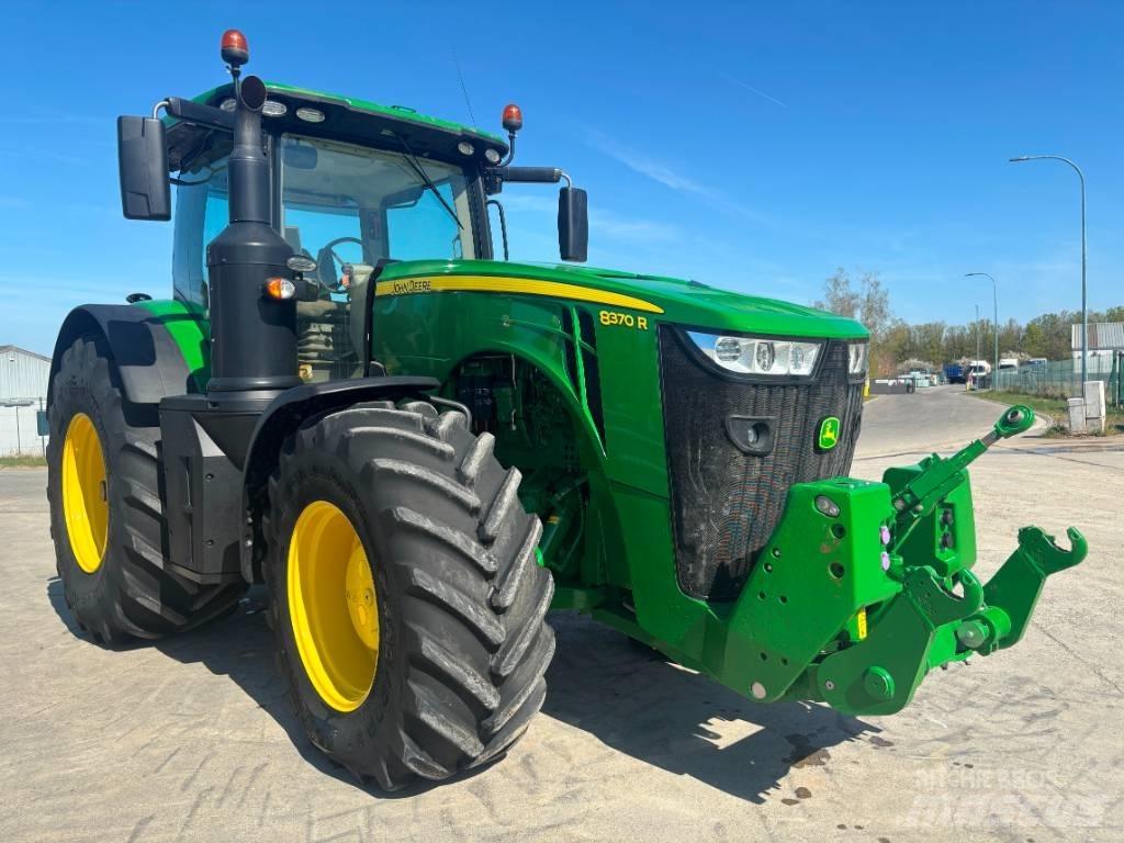 John Deere 8370 R الجرارات