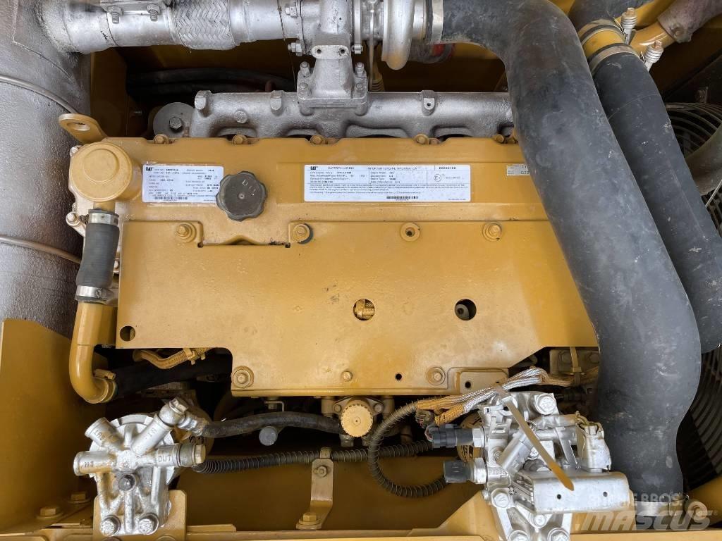 CAT 320 D حفارات زحافة