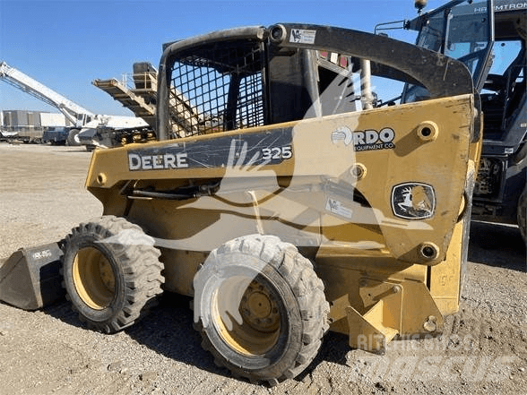 John Deere 325 لوادر انزلاقية التوجيه