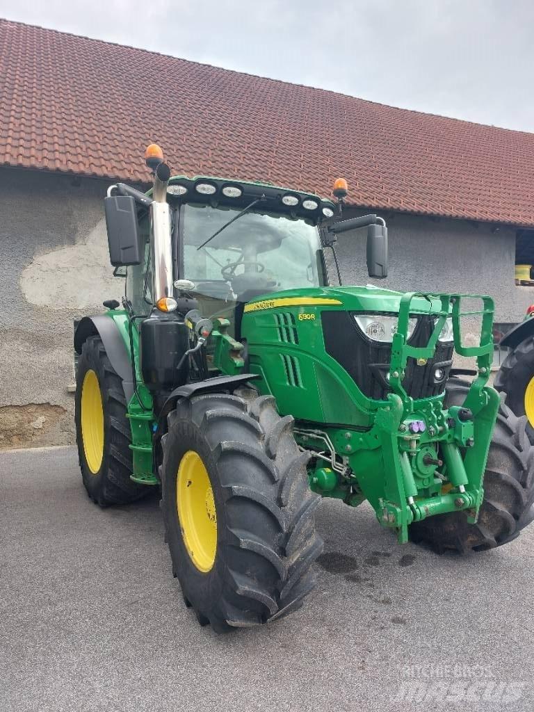 John Deere 6130 R الجرارات