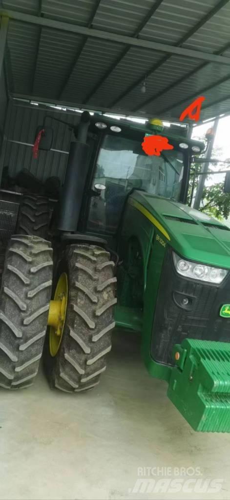 John Deere 8R·3204 الجرارات