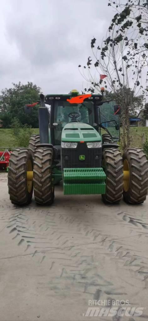John Deere 8R·3204 الجرارات