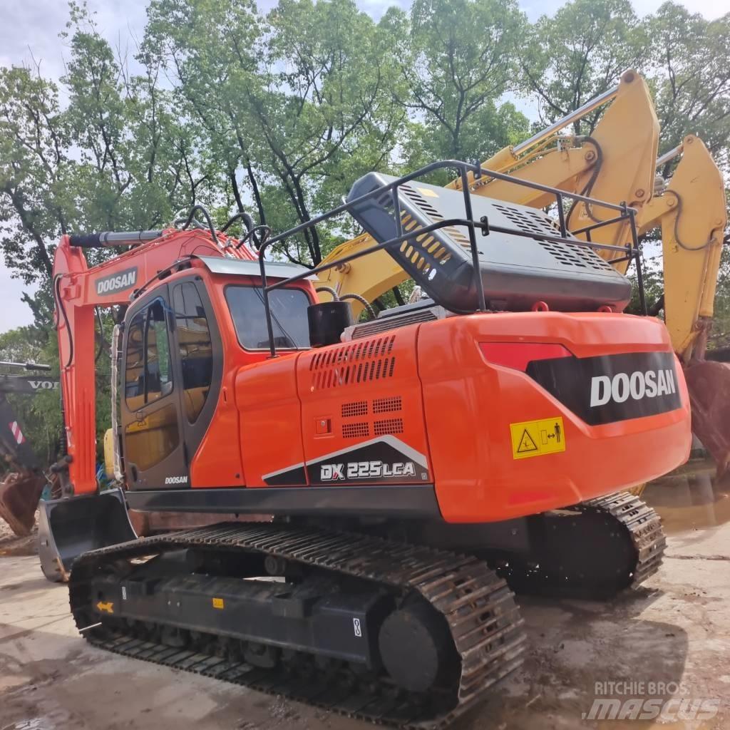 Doosan DX 225 LC حفارات زحافة