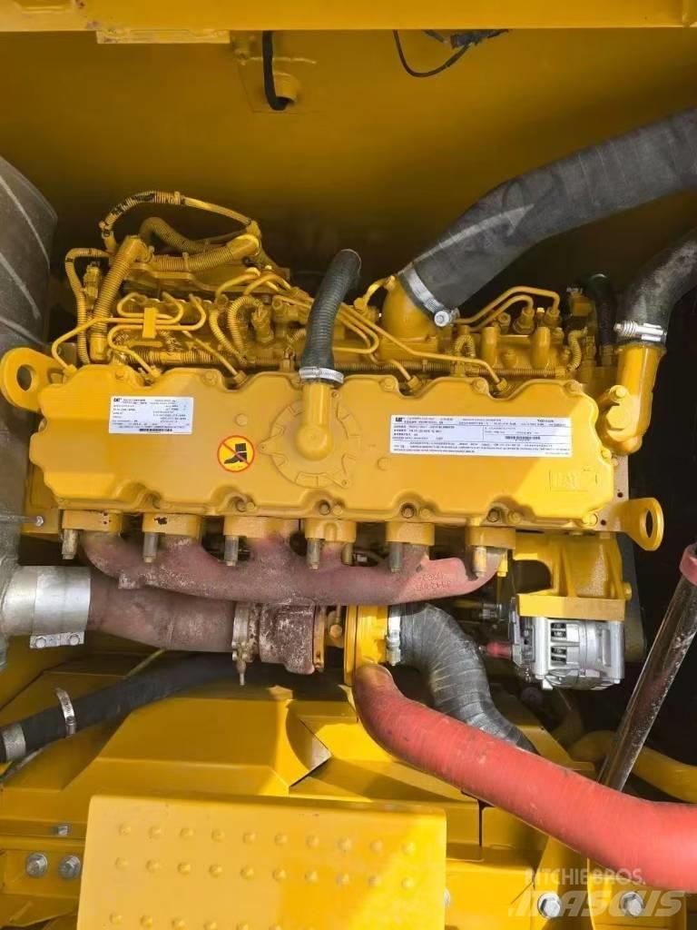 CAT 320 حفارات زحافة
