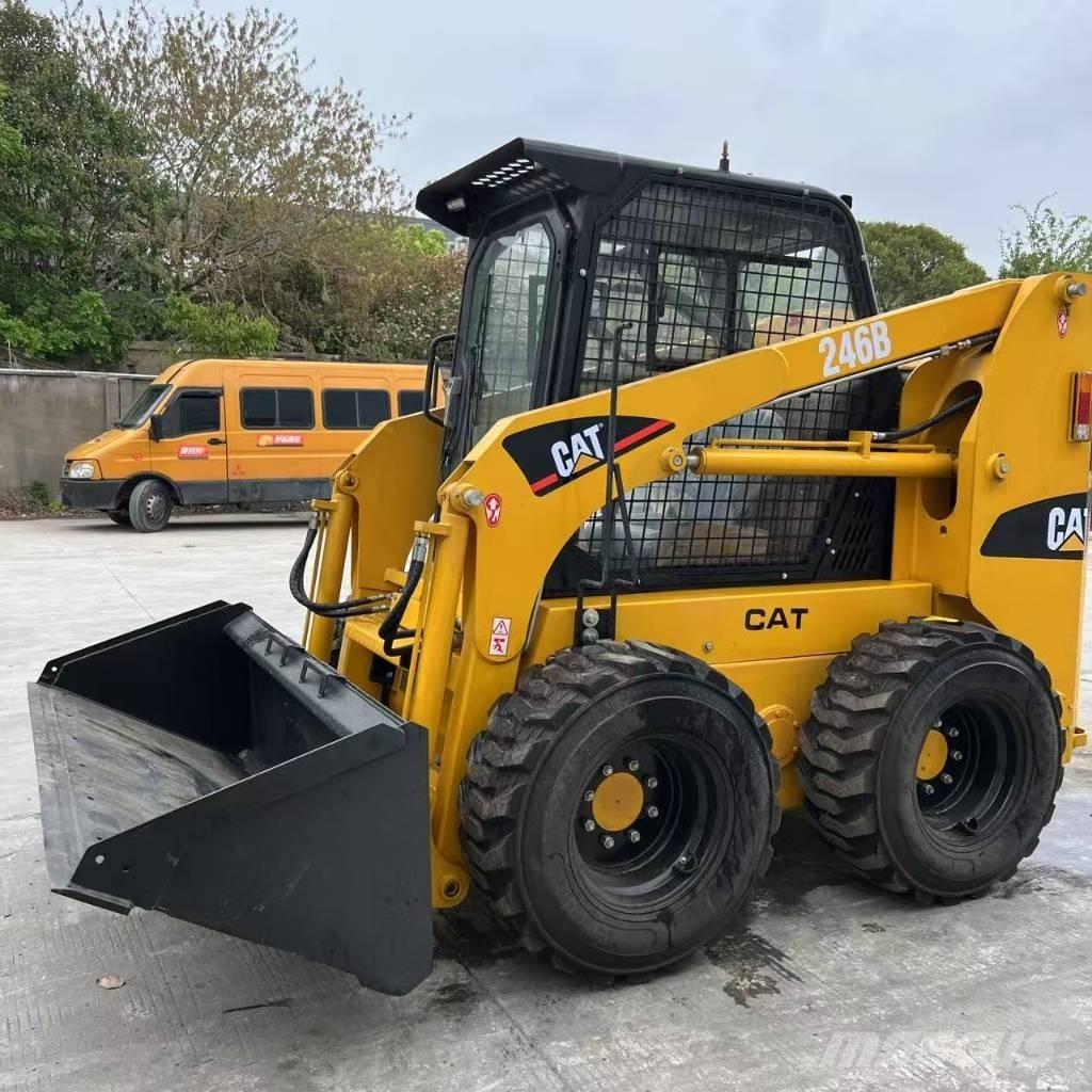 CAT 246 B لوادر صغيرة