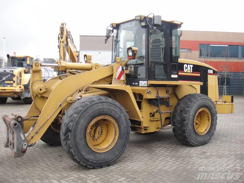 CAT 938 لوادر بعجل