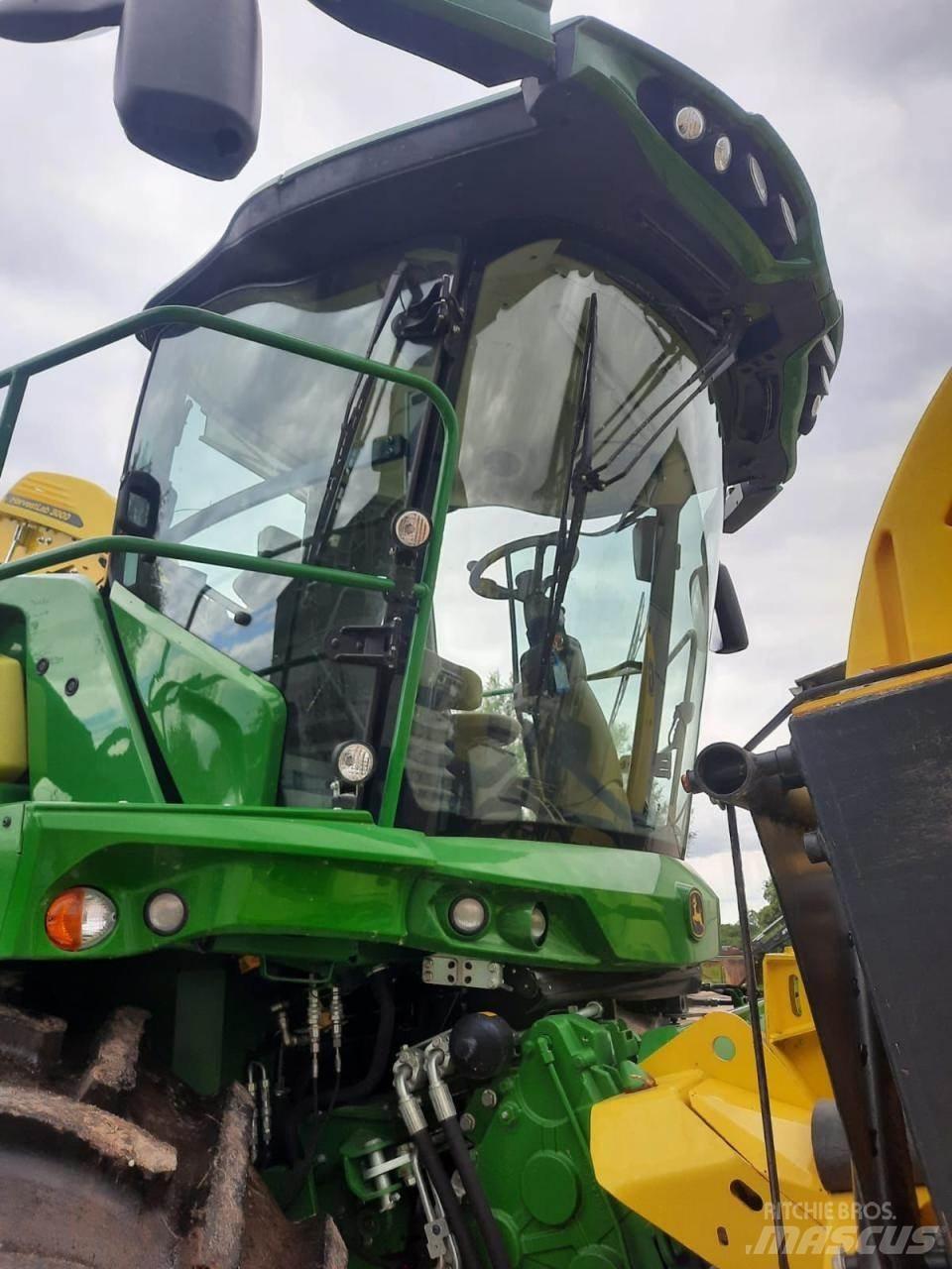 John Deere 8200 i علافات ذاتية الدفع