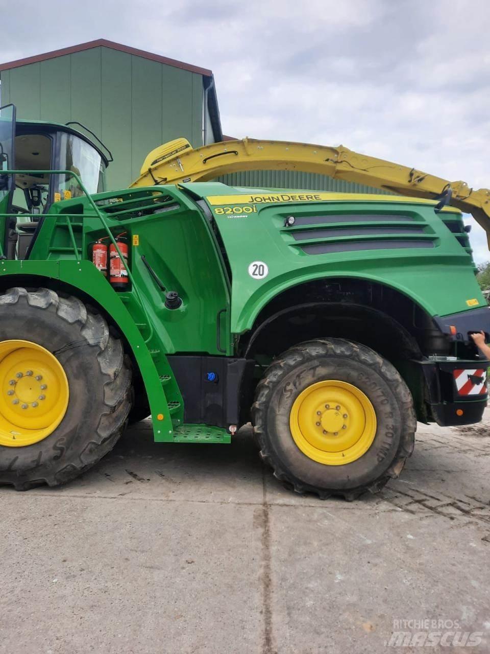 John Deere 8200 i علافات ذاتية الدفع