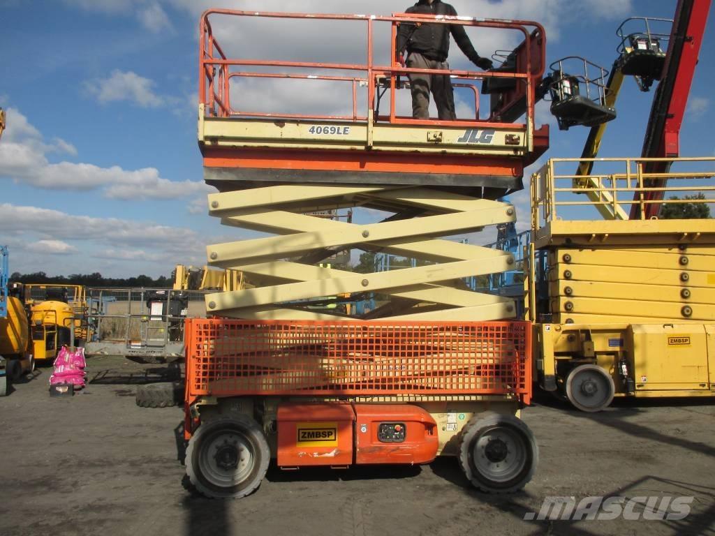 JLG 4069 LE رافعات مقصية الشكل