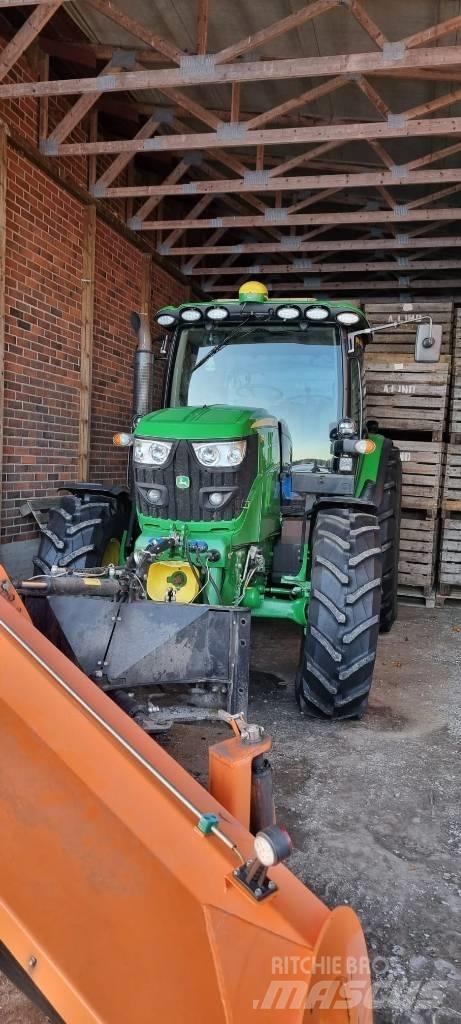 John Deere 6125 R الجرارات