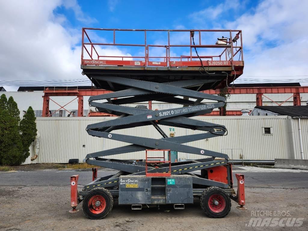 SkyJack SJ 9250 RT رافعات مقصية الشكل