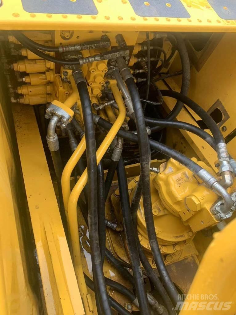 Komatsu PC 210-8 حفارات زحافة