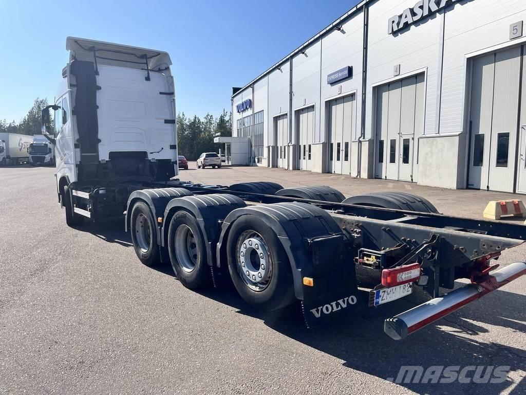 Volvo FH شاحنات بمقصورة وهيكل