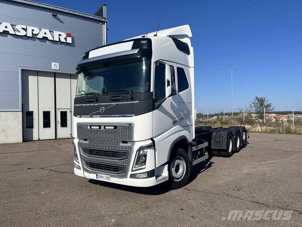 Volvo FH شاحنات بمقصورة وهيكل